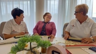 Brigitte Hellriegel, Bewohnerin Anneliese Lederer und Monika Kogler (v.li.)