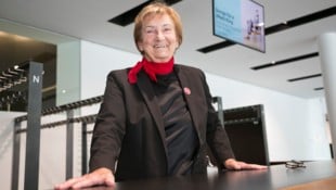 Als Frau an der Garderobe merkt sie gleich, in welcher Stimmung die Gäste sind: Rosi Winkler ...