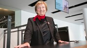 Als Frau an der Garderobe merkt sie gleich, in welcher Stimmung die Gäste sind: Rosi Winkler ...