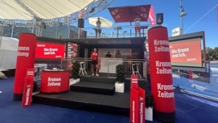 Der „Krone“- Truck steht mitten am Turniergelände. Er sticht regelrecht ins Auge. Dort werden ...