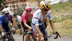 Remco Evenepoel (vorne) hat die Tour de France vorzeitig beendet. 