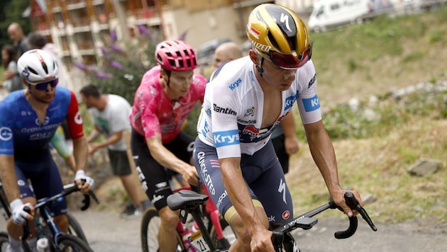 Remco Evenepoel (vorne) hat die Tour de France vorzeitig beendet.