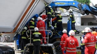 Es dauerte mehrere Stunden, bis die beiden Insassen aus dem Lkw befreit werden konnten