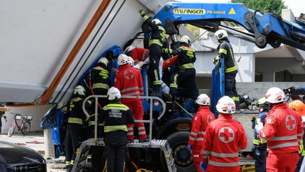Es dauerte mehrere Stunden, bis die beiden Insassen aus dem Lkw befreit werden konnten