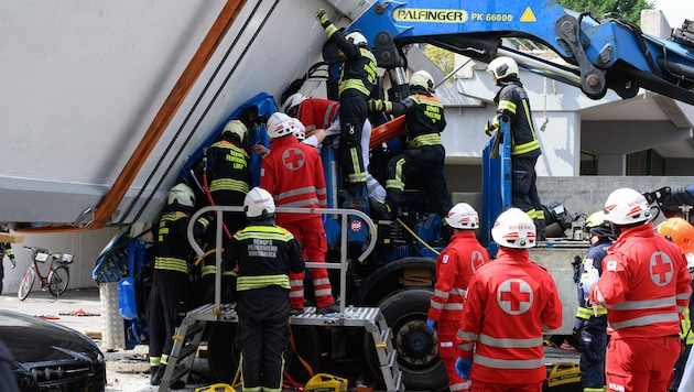 Es dauerte mehrere Stunden, bis die beiden Insassen aus dem Lkw befreit werden konnten