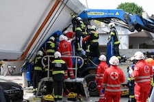 Es dauerte mehrere Stunden, bis die beiden Insassen aus dem Lkw befreit werden konnten