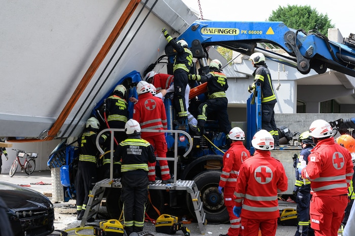 Als die Brücke gesichert war, konnten die Einsatzkräfte zu den eingeklemmten Männern vordringen.