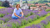 Nicht nur der Lavendel blüht gerade auf Sandra Leitners Feldern.