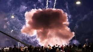 In Düsseldorf wurden bei der Rheinkirmes 19 Menschen durch einen Feuerwerkskörper verletzt.