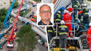 Firmenchef Rudolf Schmidhofer dankt den Einsatzkräften für die professionelle Arbeit und steht ...