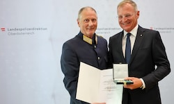 Bei der Pensionierungsfeier bekam Rudolf Keplinger von LH Thomas Stelzer das Silberne ...