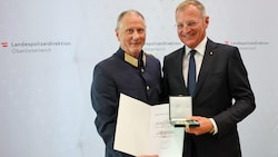 Bei der Pensionierungsfeier bekam Rudolf Keplinger von LH Thomas Stelzer das Silberne ...