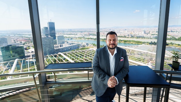 Blick weit über Wien und weiter darüber hinaus bis ins weite Land! Der 42-jährige Donauturm-Chef ...