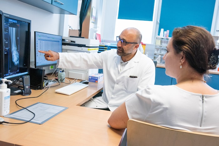 Auch aufklärende Patientengespräche gehören zum Alltag von Primarius Kambiz Sarahrudi.
