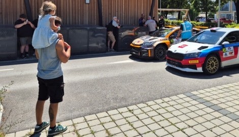 Die Rallye-Boliden bestaunen – macht Groß und Klein Spaß.