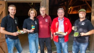 Manuel Limbeck, Petra und Mike Hörmann, Bürgermeister Gerhard Zapfl und Hannes Pahr. 