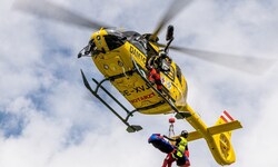 Die Frau wurde mit dem Rettungshubschrauber geborgen.