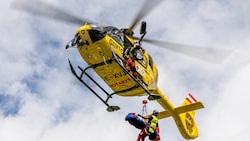 Die Frau wurde mit dem Rettungshubschrauber geborgen.
