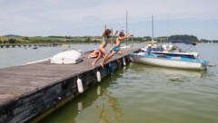 Ab in den See! Die hohen Wassertemperaturen stehen dem Badevergnügen kaum im Weg. Der Wallersee ...