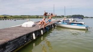 Ab in den See! Die hohen Wassertemperaturen stehen dem Badevergnügen kaum im Weg. Der Wallersee ...