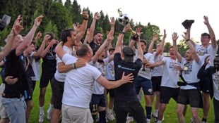 Jubel! Velden II verlor in der gesamten Saison kein einziges Spiel.