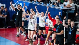 Die U19 der österreichischen Handballerinnen will auch am Sonntag bei der EM jubeln.