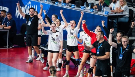 Die U19 der österreichischen Handballerinnen will auch am Sonntag bei der EM jubeln.