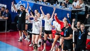 Die U19 der österreichischen Handballerinnen will auch am Sonntag bei der EM jubeln.