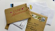 Nur ein paar der vielen Briefe, die die Redaktion im Zuge der Herzensmenschaktion erreichten. ...