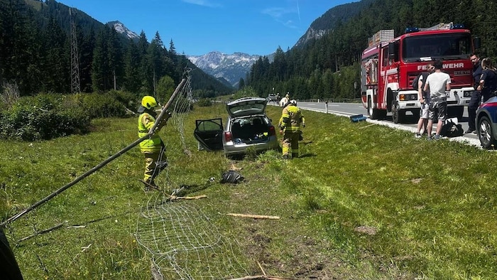 Der Pkw rammte den Zaun auf einer Länge von rund 40 Metern.