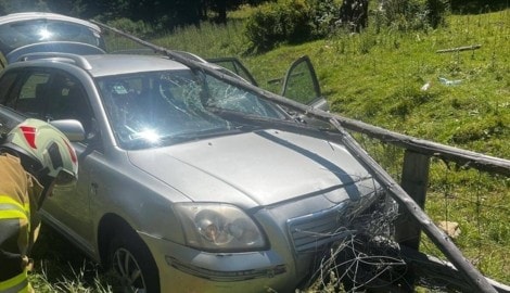 Der Fahrer wurde durch das Rote Kreuz medizinisch versorgt.