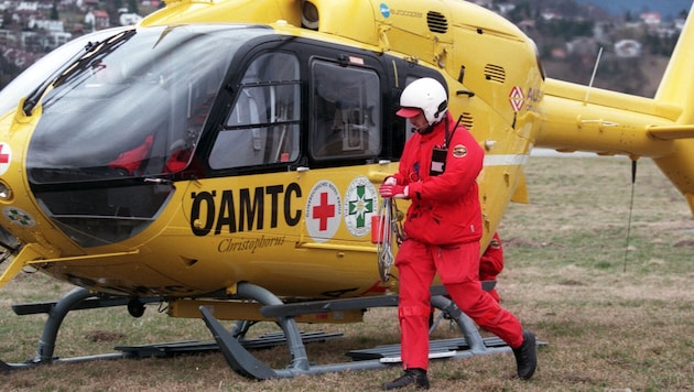 Der Rettungshubschrauber musste einem auf einer Forststraße verunglückten Deutschen zu Hilfe ...