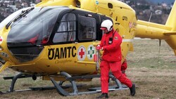 Der Rettungshubschrauber musste einem auf einer Forststraße verunglückten Deutschen zu Hilfe ...