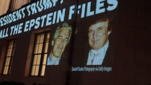 Schon im Jahr 2006 soll Donald Trump gewusst haben, welche Verbrechen Jeffrey Epstein begangen ...