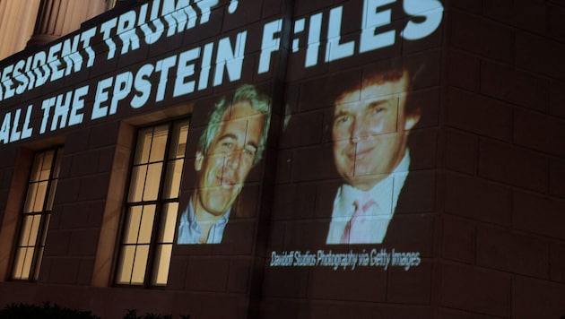 Aktivisten fordern in der US-Hauptstadt Washington mit einem Plakat die Herausgabe der ...