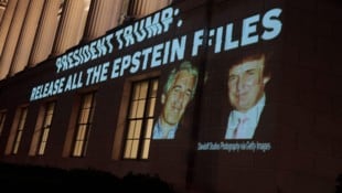 Aktivisten fordern in der US-Hauptstadt Washington mit einem Plakat die Herausgabe der ...