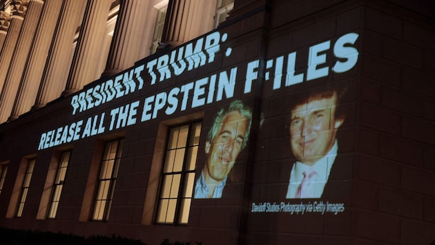 Aktivisten fordern in der US-Hauptstadt Washington mit einem Plakat die Herausgabe der ...