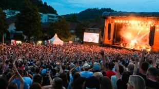 Auf der ausverkauften Schlosswiese feierten 8000 Fans zu den Hits der Schweizer Combo.