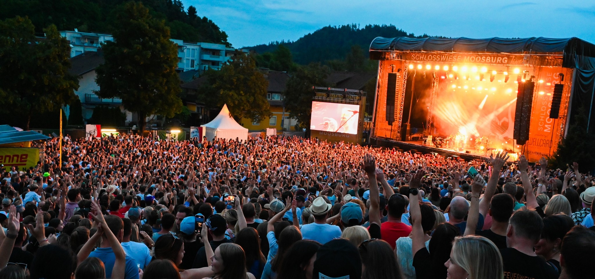 Auf der ausverkauften Schlosswiese feierten 8000 Fans zu den Hits der Schweizer Combo.