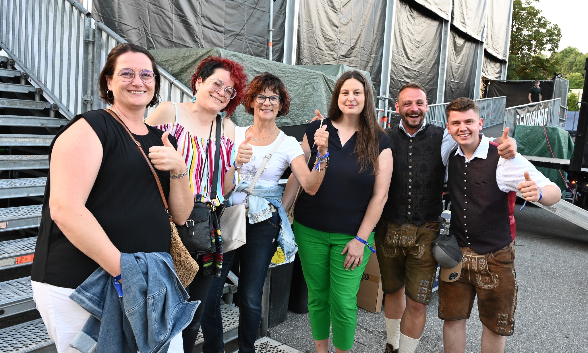 Die glücklichen „Krone“-Gewinner durften vor dem Konzert einen Blick „Backstage“ werfen.