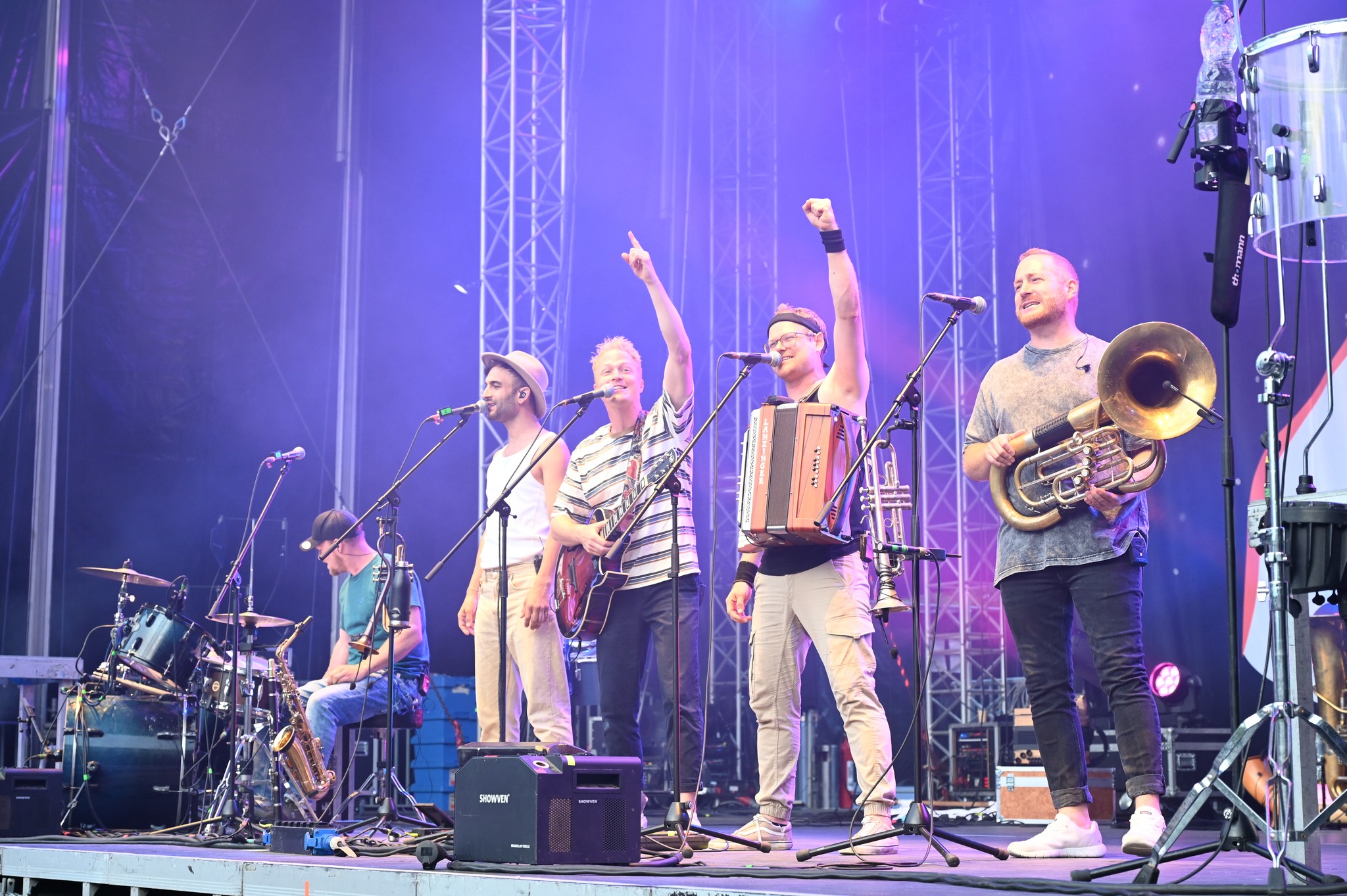 Die fünf Burschen begeisterten mit ihren Hits wie „Unterhemd“, „Humpa Humpa“ oder „Partyplanet“ ...