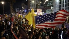In Sprechchören forderten die Kundgebungsteilnehmer in Tel Aviv US-Präsident Donald Trump dazu ...
