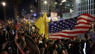 In Sprechchören forderten die Kundgebungsteilnehmer in Tel Aviv US-Präsident Donald Trump dazu ...