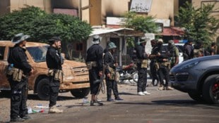 Syrische Sicherheitskräfte rücken inmitten von Zusammenstößen zwischen Stammes- und ...