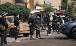Syrische Sicherheitskräfte rücken inmitten von Zusammenstößen zwischen Stammes- und ...