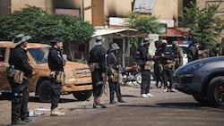 Syrische Sicherheitskräfte rücken inmitten von Zusammenstößen zwischen Stammes- und ...