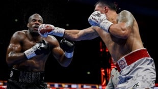 Oleksandr Usyk (re.) gewann den WM-Kampf gegen Daniel Dubois durch K.o.