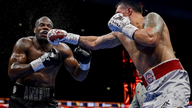 Oleksandr Usyk (re.) gewann den WM-Kampf gegen Daniel Dubois durch K.o.
