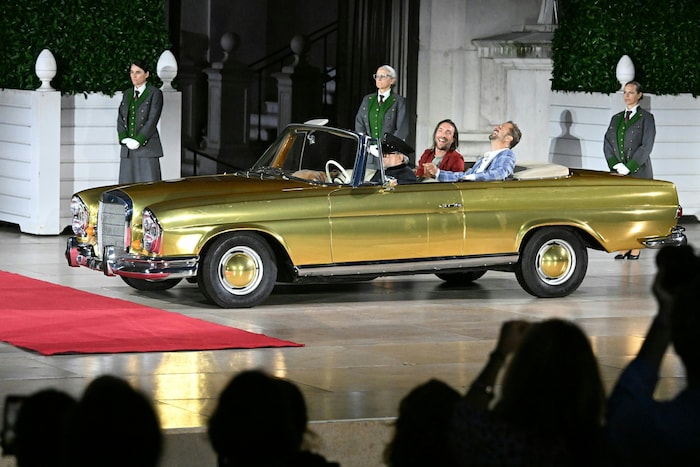 Jedermanns Protz-Karosse: ein goldener Mercedes