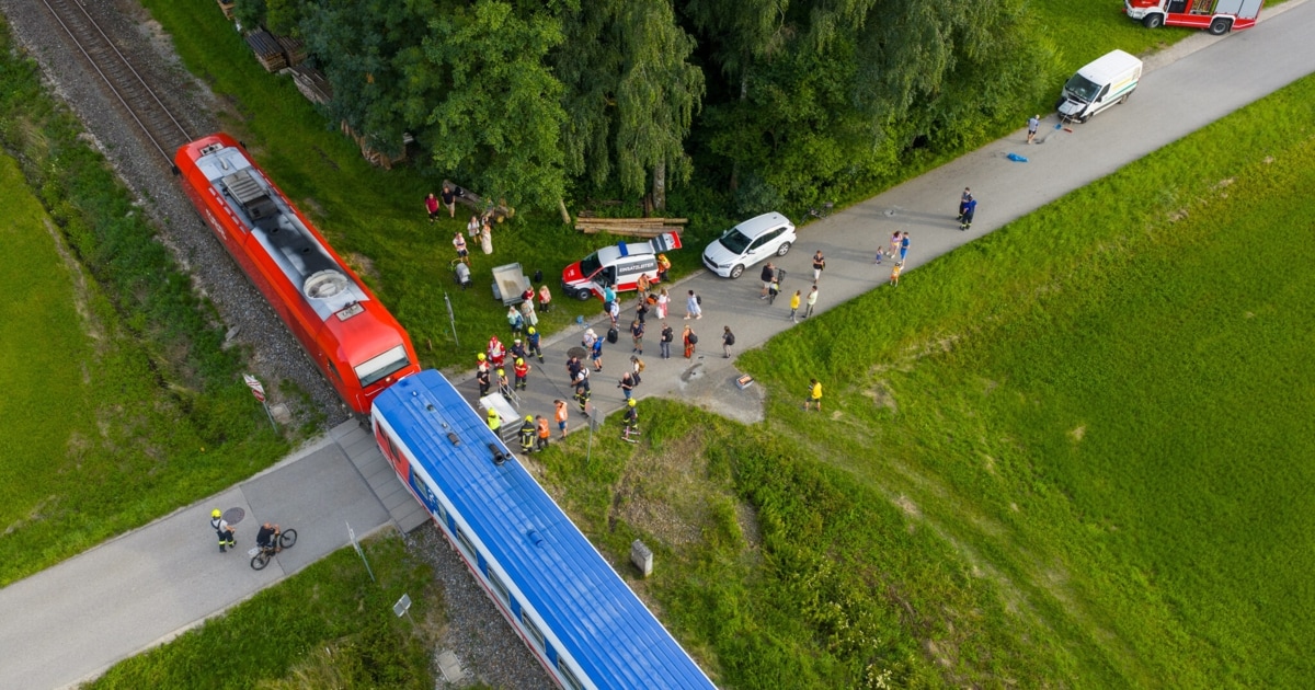 Lkw bei Kollision mit Zug in Wiese geschleudert